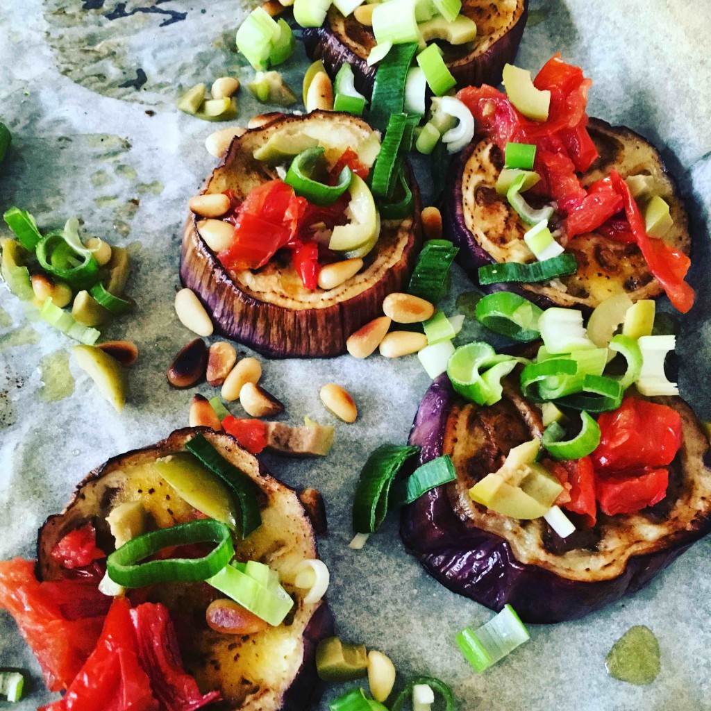 gegrilde aubergine met zongedroogde tomaatjes