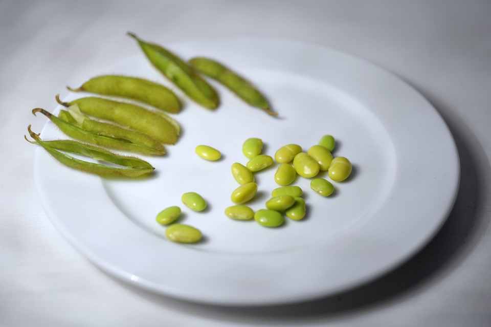 noedels met peultjes en mango