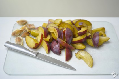 fruittoetje met pruimen en vanille-ijs