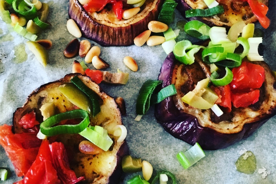 gegrilde aubergine met zongedroogde tomaatjes